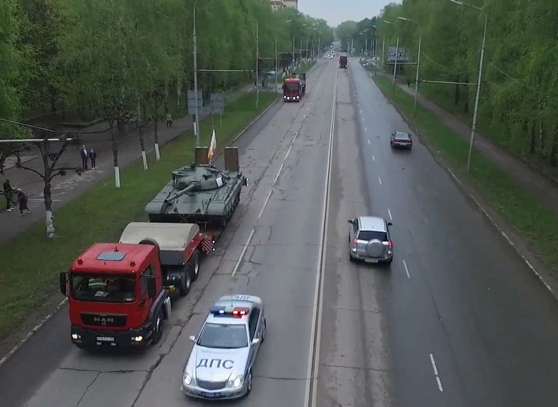 Видео: военную технику транспортируют в рязанский парк