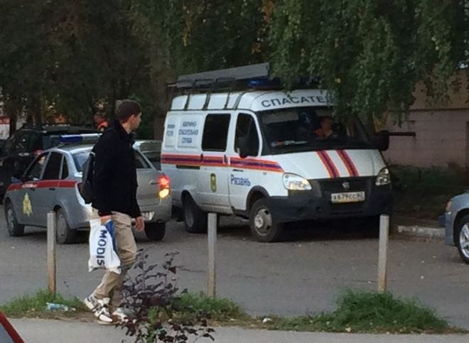 У дома на Новоселов засняли машины Росгвардии и МЧС