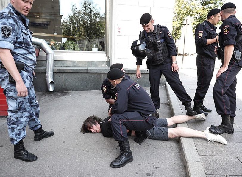 СМИ: силовик, сломавший ногу дизайнеру Коновалову, родом из Рязанской области