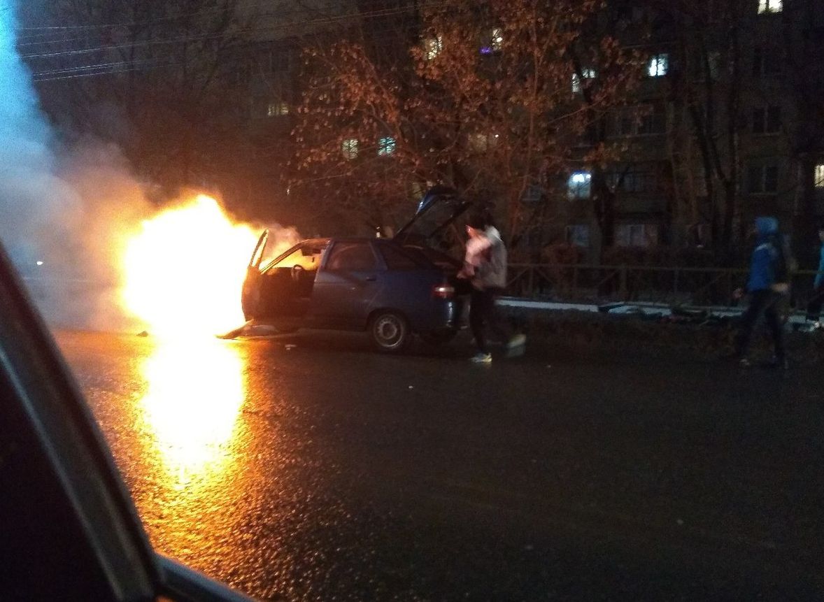 Видео: водитель пытается потушить ВАЗ-2112 на Касимовском шоссе
