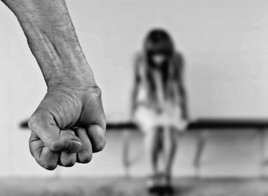 В Ленобласти мать и отец задержаны по подозрению в изнасиловании 16-летней дочери