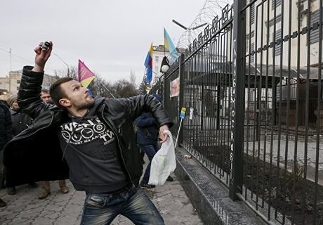 Посольство России в Киеве забросали камнями