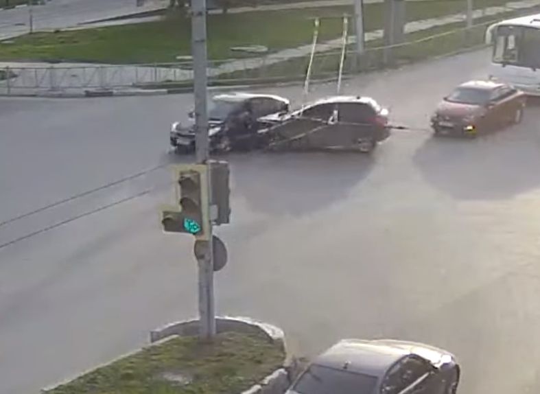 Столкновение двух иномарок на Московском шоссе попало на видео