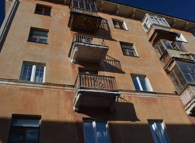 В центре Рязани 25-летняя девушка выпала с балкона