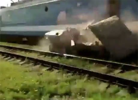 Пассажирский поезд снес застрявший на путях УАЗ (видео)
