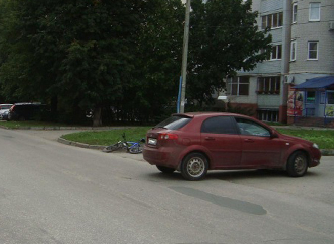 На Татарской пьяный велосипедист врезался в автомобиль