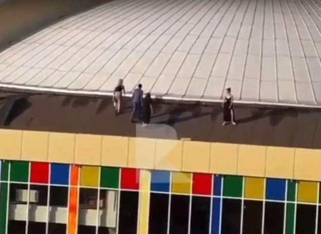 После публикации видео с забравшимися на крышу цирка людьми полиция проведет проверку