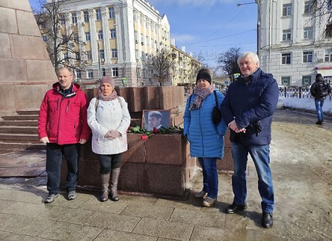 На площади Ленина провели акцию памяти Бориса Немцова