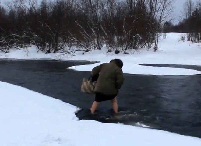 Вологодская пенсионерка босиком ходит через реку, чтобы купить хлеб (видео)