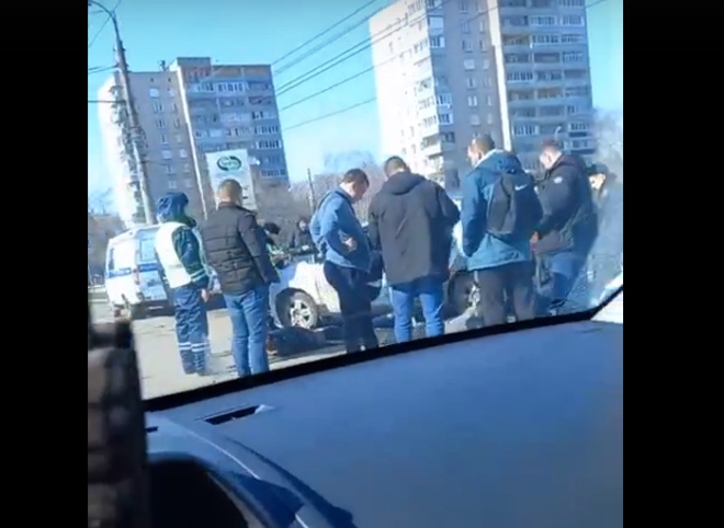 На улице Крупской сняли на видео задержание двух человек