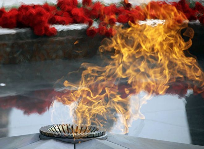 В Москве вандал устроил погром у Вечного огня на Поклонной горе