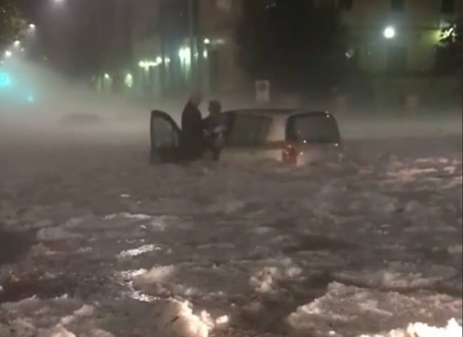 В Риме из-за дождя с градом затопило улицы и метро (видео)