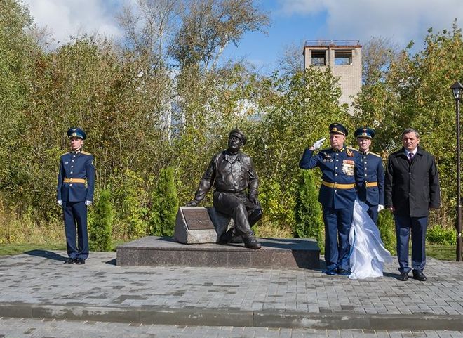 В Рязани открыли памятник «Макарычу» из фильма «В бой идут одни старики»