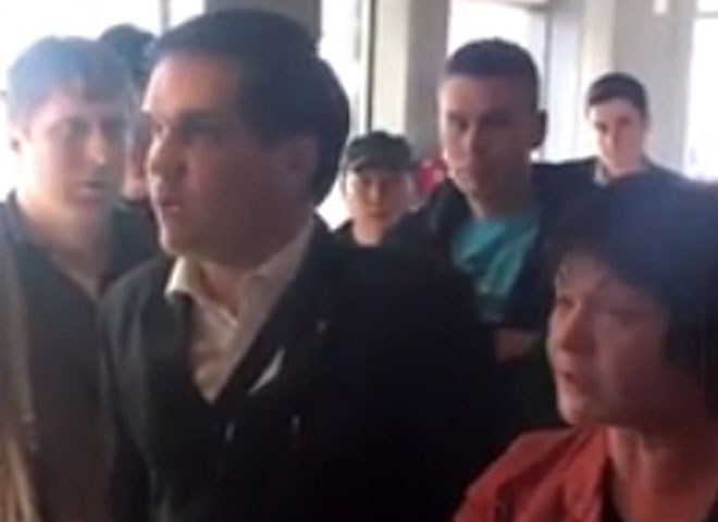 Пассажиры с детьми в Домодедове более шести часов не могут вылететь в Ростов
