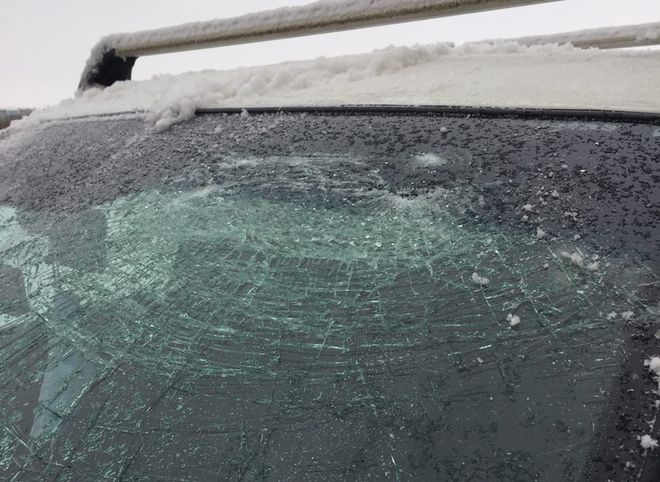 В Рязани неизвестные бросили из окна бутылку и разбили стекло припаркованной машины