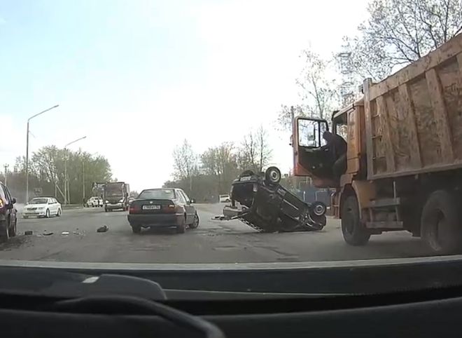 Момент ДТП с перевернувшейся на Ряжском шоссе легковушкой попал на видео
