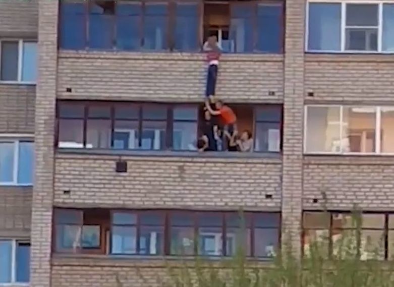 В Кирове 11-летний мальчик полчаса провисел на балконе шестого этажа (видео)