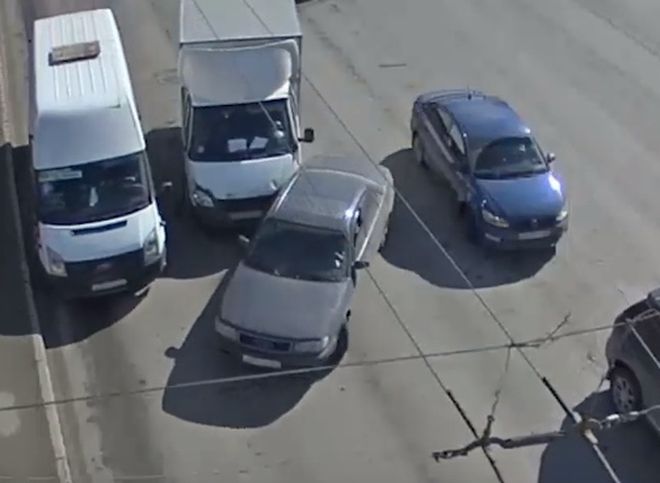 ДТП с участием маршрутки на Московском шоссе попало на видео