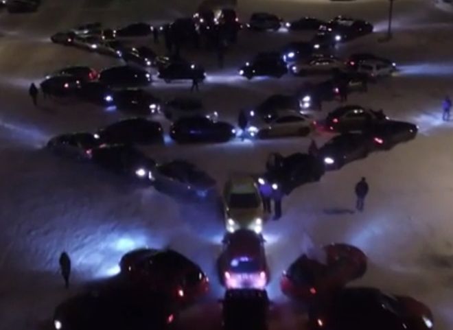 Во Владимире автомобилисты построили новогоднюю елку из машин (видео)