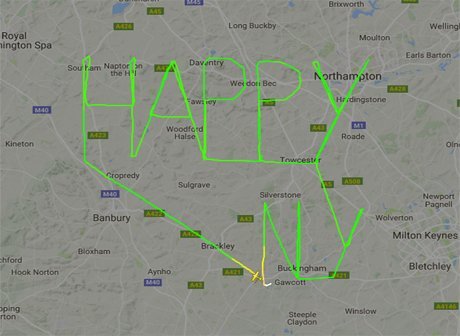 Британский пилот 2,5 часа рисовал в небе новогоднее поздравление