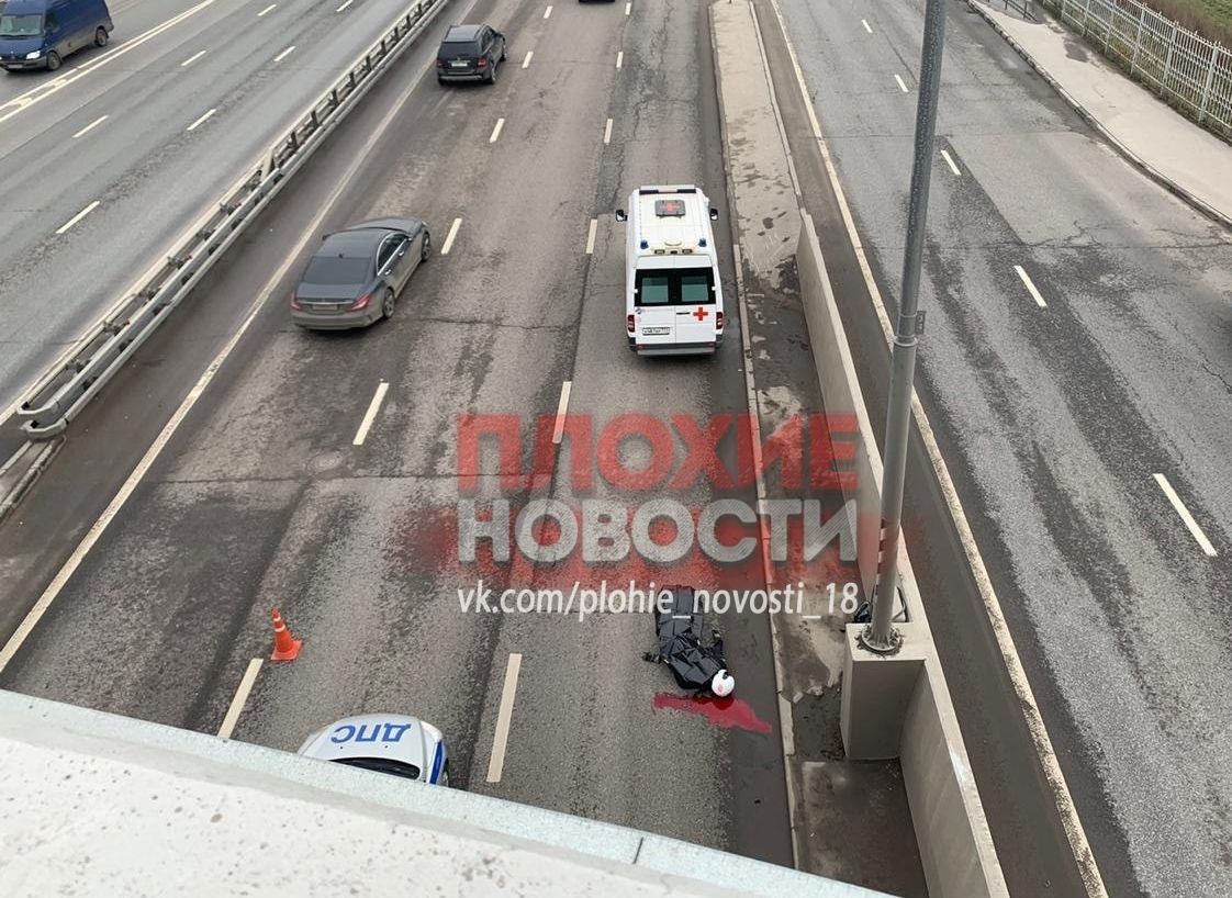 В Москве мотоциклист погиб после падения с эстакады