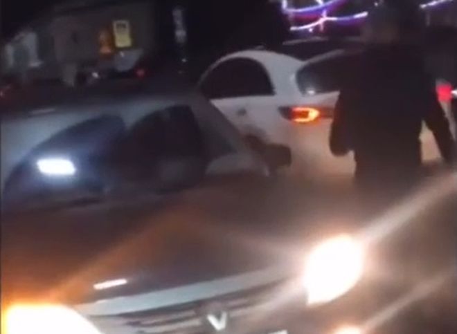 В центре Рязани водитель-нарушитель спустил колесо автоледи, сделавшей ему замечание