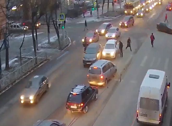 В Рязани на пешеходном переходе столкнулись две легковушки (видео)