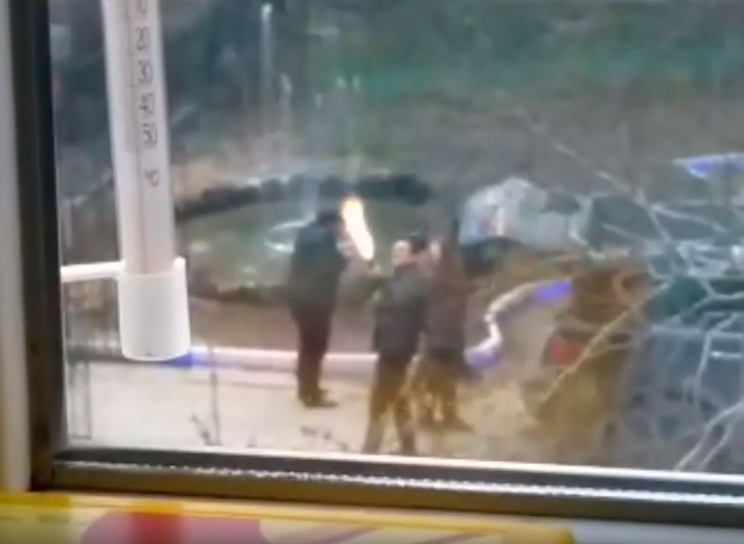 На Урале депутат Госдумы устроил стрельбу из автомата во дворе дома (видео)