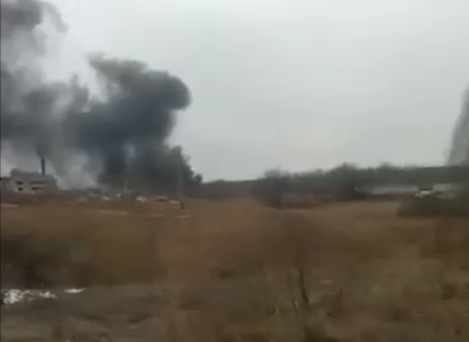 В Рязани на территории предприятия горят покрышки (видео)
