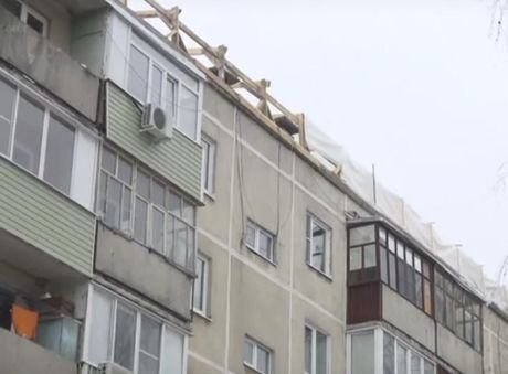В доме на улице Костычева уже 10 лет протекает крыша (видео)