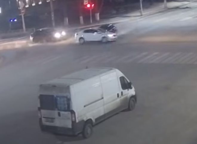 На перекрестке улиц Маяковского и Есенина столкнулись две легковушки (видео)