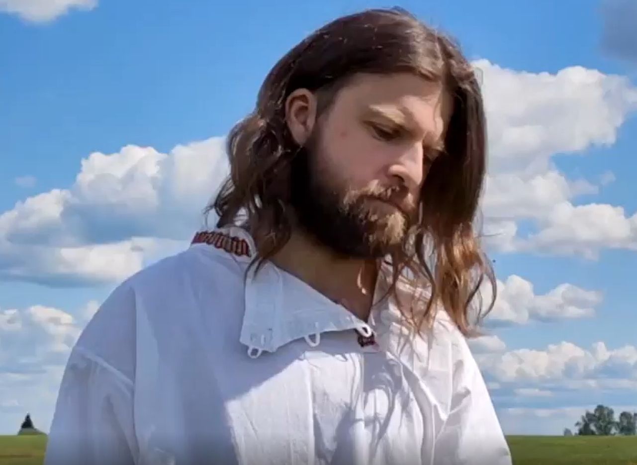 Рязанский комик выпустил пародийное видео на песню «Плачу на техно»