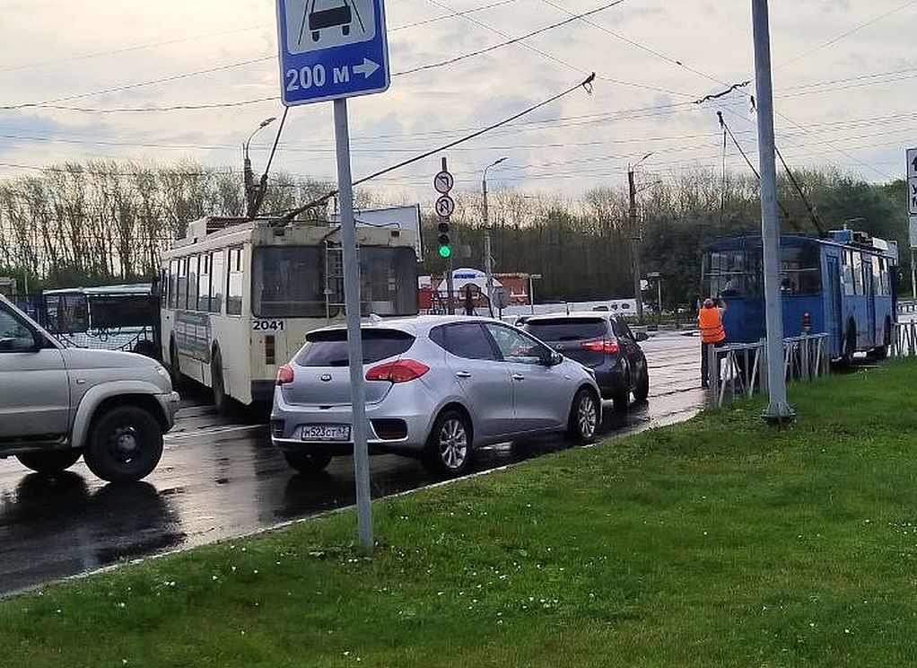 У Центрального автовокзала из-за ДТП троллейбус встал поперек дороги