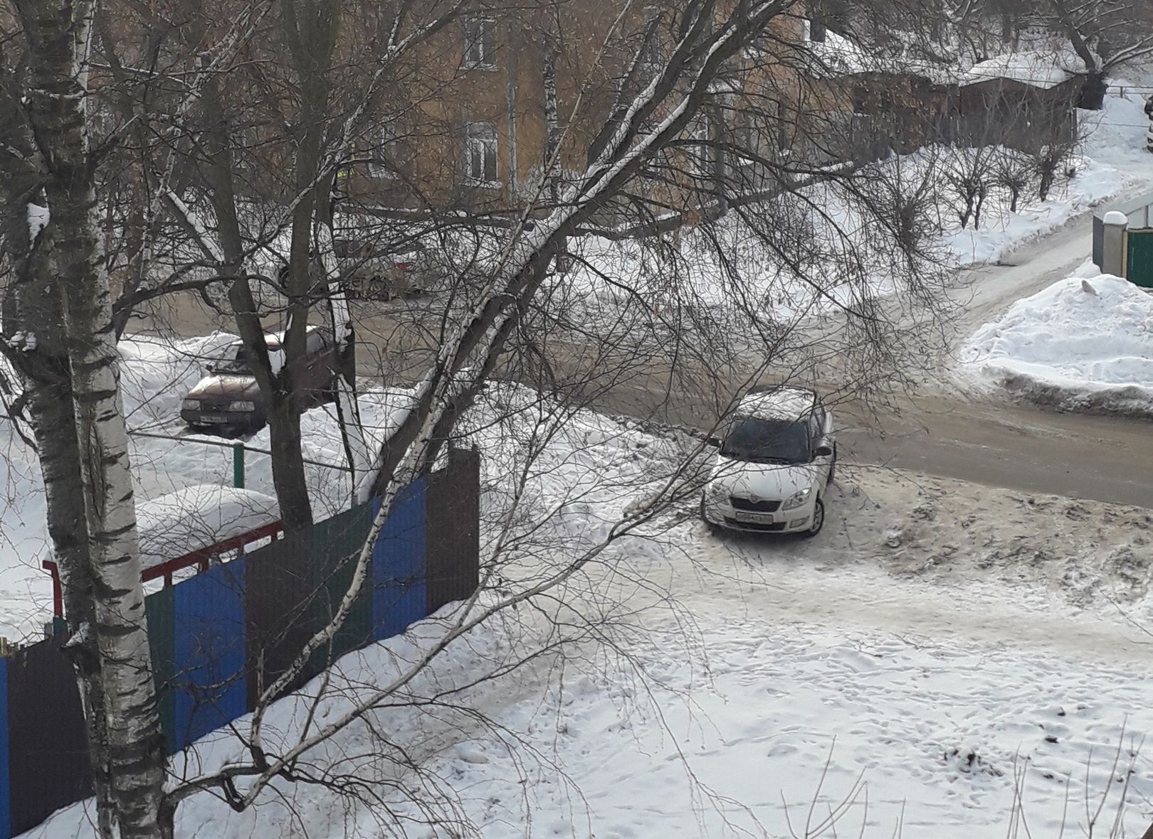 Жители улицы Рыбацкой попросили убрать от снега парковку у детского сада