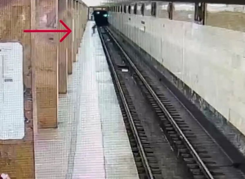 В московском метро под колесами поезда погибла девушка