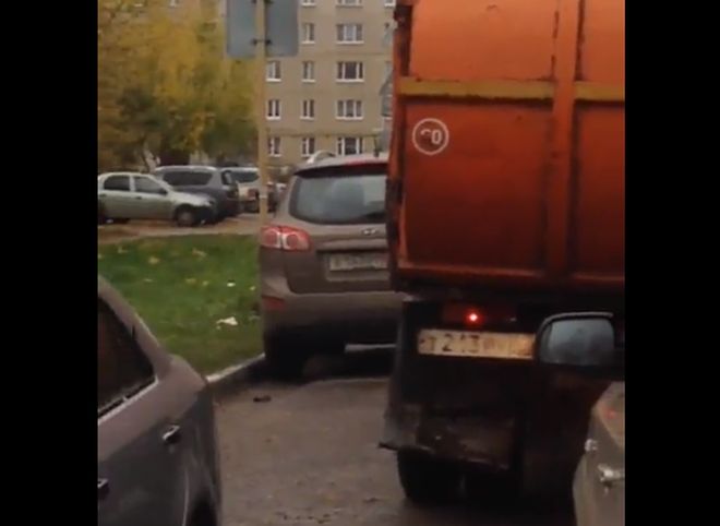 Видео: в Рязани мусоровоз заблокировал проезд