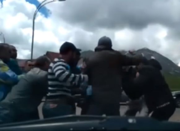 В Грузии несколько десятков человек избили туриста из России (видео)