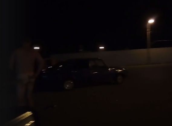 Видео: абсолютно голый мужчина разгуливает по парковке гипермаркета в Рязани