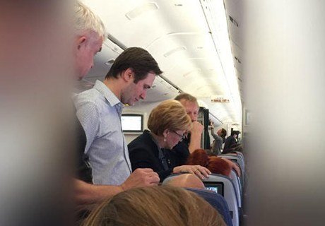Глава Минздрава РФ спасла пассажирку во время полета (видео)