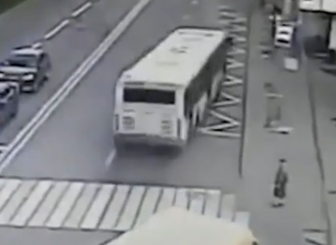 В Москве автобус врезался в остановку
