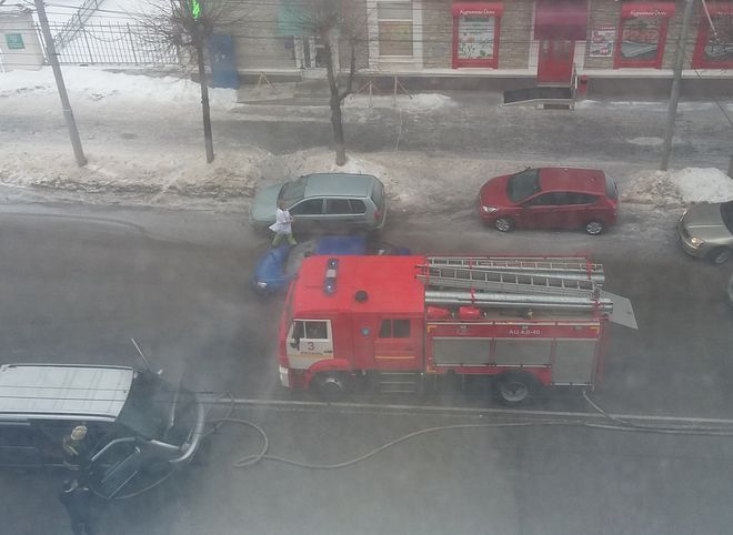 На улице Дзержинского загорелся автомобиль