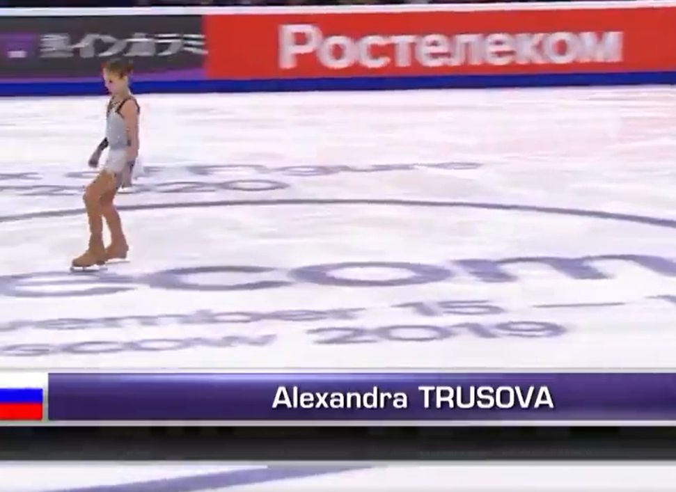 Появилось видео падения Трусовой перед короткой программой на московском этапе Гран-при