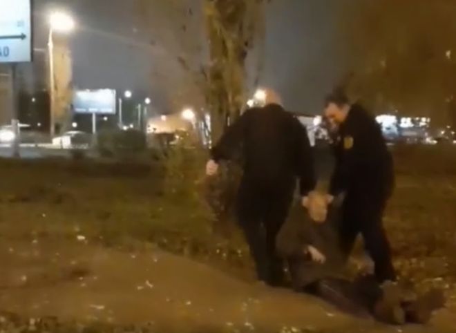 В Воронеже охранники выволокли пенсионера из больницы и бросили на земле (видео)