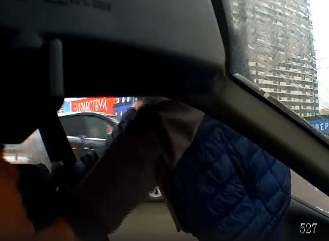 Появилось видео с «обиженным» таксистом, напавшим на водителя на Солотчинском шоссе