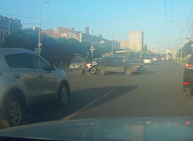 На Первомайском проспекте мотоциклист влетел в легковушку