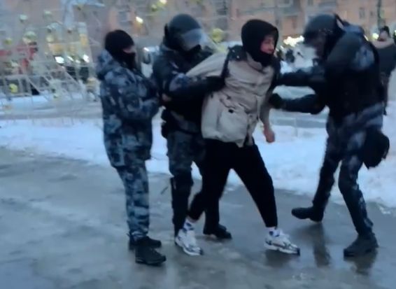 В сети появилось видео задержания и избиения рязанского подростка