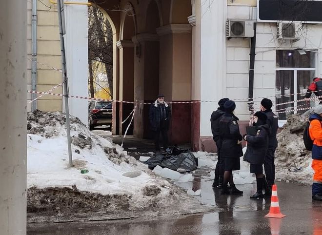 Все кто выйдет на улицу погибнет. Глыба льда упала на женщину в центре Москвы 18 февраля.