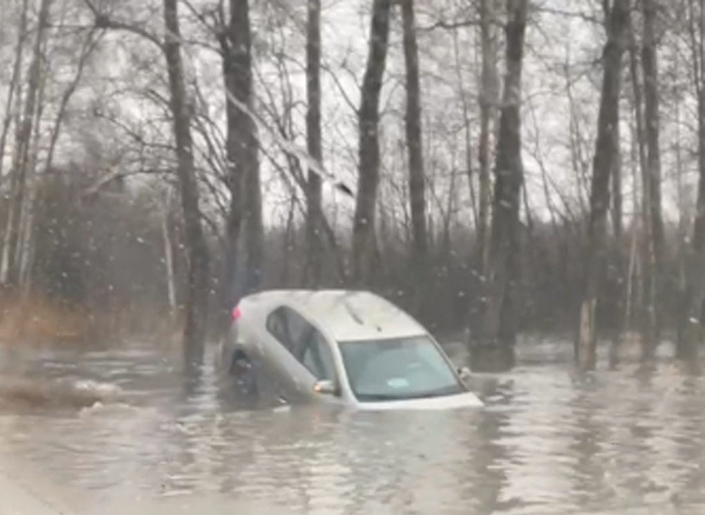 Под водой рязань. Машина утонула в луже. Затонувшие автомобили. Весенний автомобиль.