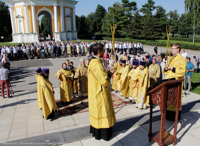 Молебен. РВВДКУ Рязань храм. Молебен фото. Молебен перед собором.