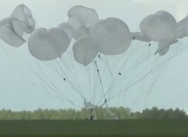 Под Рязанью испытали новейшие парашюты для спуска БМД (видео)